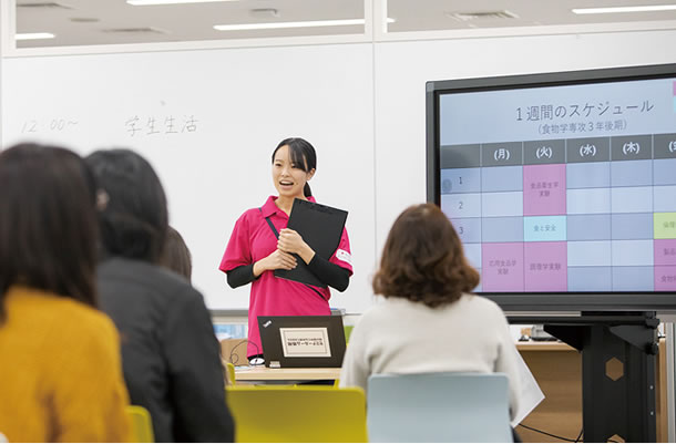 入試スタッフとの個別相談風景