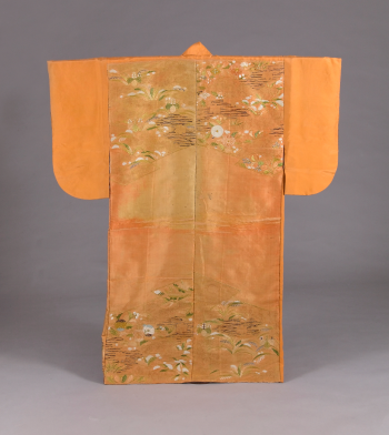 紅練緯地草花霞模様肩裾四つ身振袖