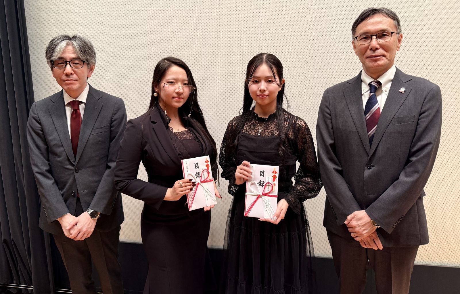 (左から　古川教授・別所さん・村上さん・佐藤学長)