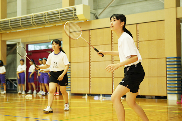  女子学生 バドミントン 