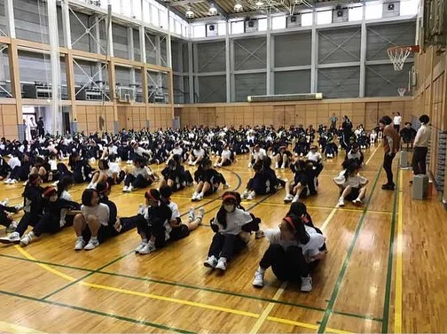 【中1】
入学したばかりの中1は、オリエンテーション期間に校舎見学をしたり、体育館で体を使った学年レクレーションをしたり、様々な活動を通して学校生活のリズムを作りました。鉢巻はクラスカラーで、よく見ると担任の先生も同じカラー鉢巻をしていますね👀もうすっかり中1の廊下は賑やかな声にあふれているそうです！