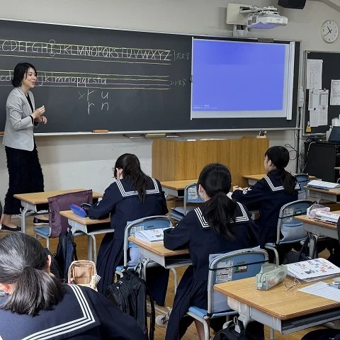 【授業開始！】
いよいよ本日から授業が始まりました✏️
中学１年生の授業では、教材の使い方を１から説明していました📖
英語の授業ではアルファベットの書き方から英単語のカルタゲームまで(！)、楽しい授業でしたよ♪