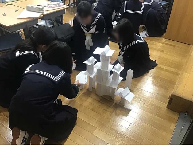 【中1🌸総合学習】
入学式を終えた中1は、次の日から早速総合学習です✏️共立リーダーシップ開発の第1弾として毎年恒例のコミュニケーションゲーム「ペーパータワーを作ろう」を行いました。グループで協力して1番高いタワーを作ろう🗼1番個性的なタワーを作ろう、という課題にチャレンジする中で、あっという間に打ち解けたようです😊✨