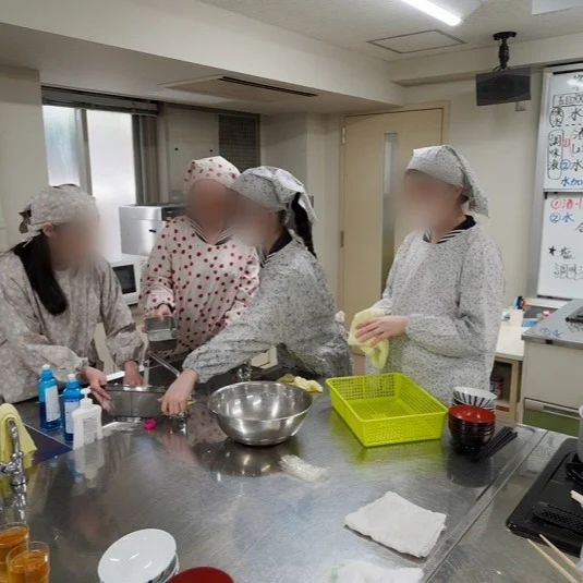 【学年通信～中２調理実習】
中学２年生の技術家庭の授業は、調理実習からスタート！
今回の献立は、五目炊き込みご飯とすまし汁🍚中1のときより難易度が高いメニューでしたが、新しいクラスの仲間たちと協力し、テキパキ作業する姿が見られました
自分たちで作ったご飯は特別美味しく感じますね😋