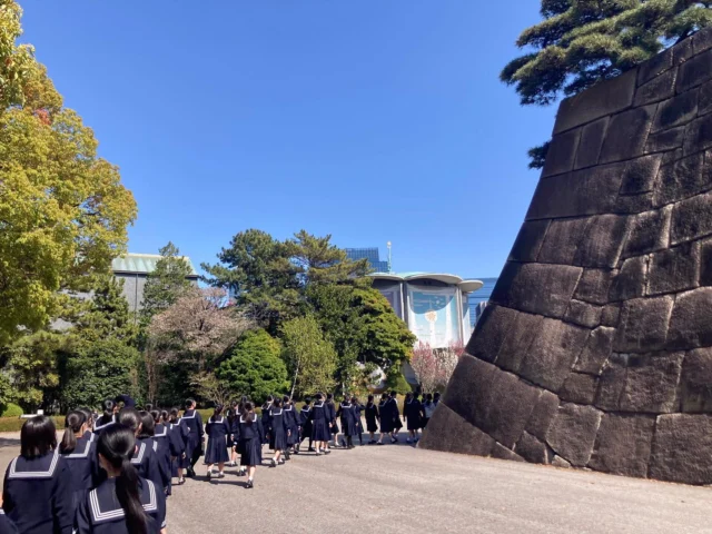 【中2☀️皇居東御苑散策】
オリエンテーション期間の息抜きに、学年全体で皇居東御苑の散策に行きました。爽やかな快晴の中、教室を飛び出しゆっくり散策しクラスの絆も深まったようです。
社会科である教頭より、天守台の説明もありました🏯