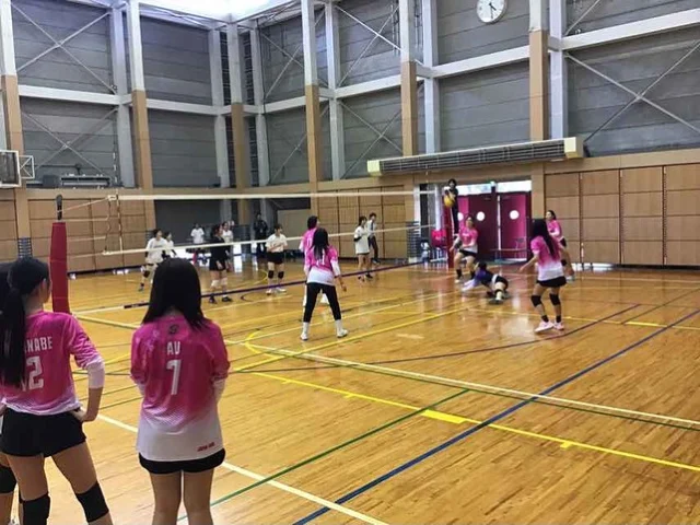 中学カナダ夏季海外研修でお世話になっているBodwell High Schoolの女子バレーボールチ ームと本校の高校バレーボール部との国際親善試合を実施しました。１試合目は女子チームと、２試合目は男女混合チームで対戦を行いました。ヨーロッパやアジア、南米出身の選手が多く国際色豊かなチームでした。対戦後はお互いに英語で交流をし、親睦を深めることができました🏐