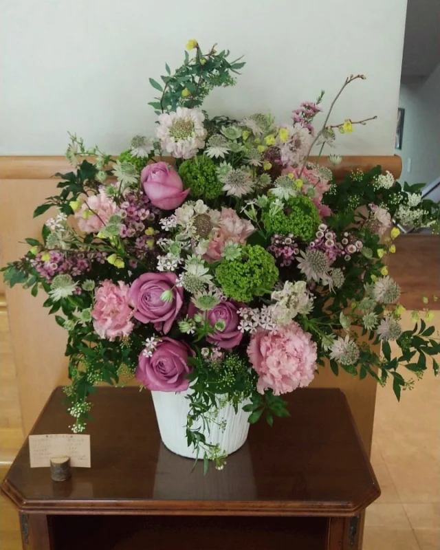 PTA生活部では、校内緑化活動として定期的にお手洗いやエントランスに季節のお花を飾ってくださいます。今回は入学式・進級に合わせてエントランスはいつもよりさらに華やかなアレンジ 。お手洗いはラナンキュラスとワックスフラワーがかわいらしい雰囲気です。いつも素敵なお花をありがとうございます。