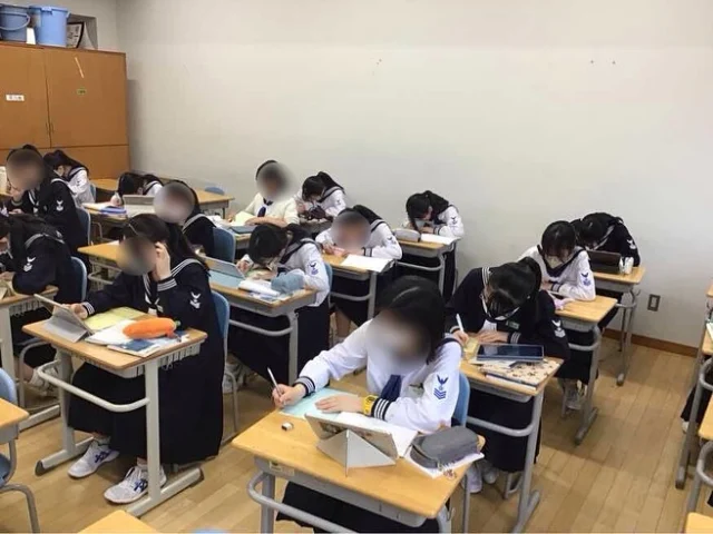 【学年通信〜中2国語表現】
中学2年生の国語表現の授業では、新入生に向けて学校紹介文を書いています📝1年間共立で過ごした先輩として、行事や施設の紹介や、学校生活のアドバイスなど、各々が書きたい内容を自由に考えて取り組みます。出来上がったものは新入生にプレゼント🎁喜んでもらえるといいですね😄