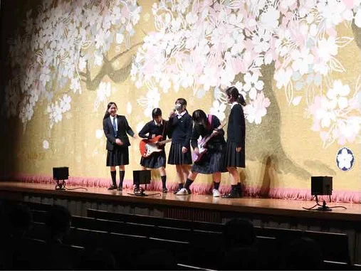 【高校🌸新入生歓迎会②】
新歓恒例、舞台発表の無い部活のCMタイムです！制限時間は各部30秒⚡️限られた時間でいかにアピールするかが勝負。工夫を凝らしたパフォーマンスは毎年最高に盛り上がります✨