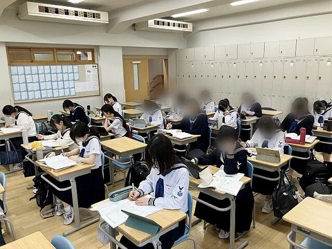 【学年通信〜中３国語表現】
中学3年生の国語表現の授業では、現在俳句作りを行なっています。次回はグループで句会を実施する予定です。
来月の関西修学旅行の見学地である、嵯峨野の落柿舎では投句もする予定です。
事前学習にしっかり取り組んで、旅行をより豊かな経験にしてもらいたいですね😆