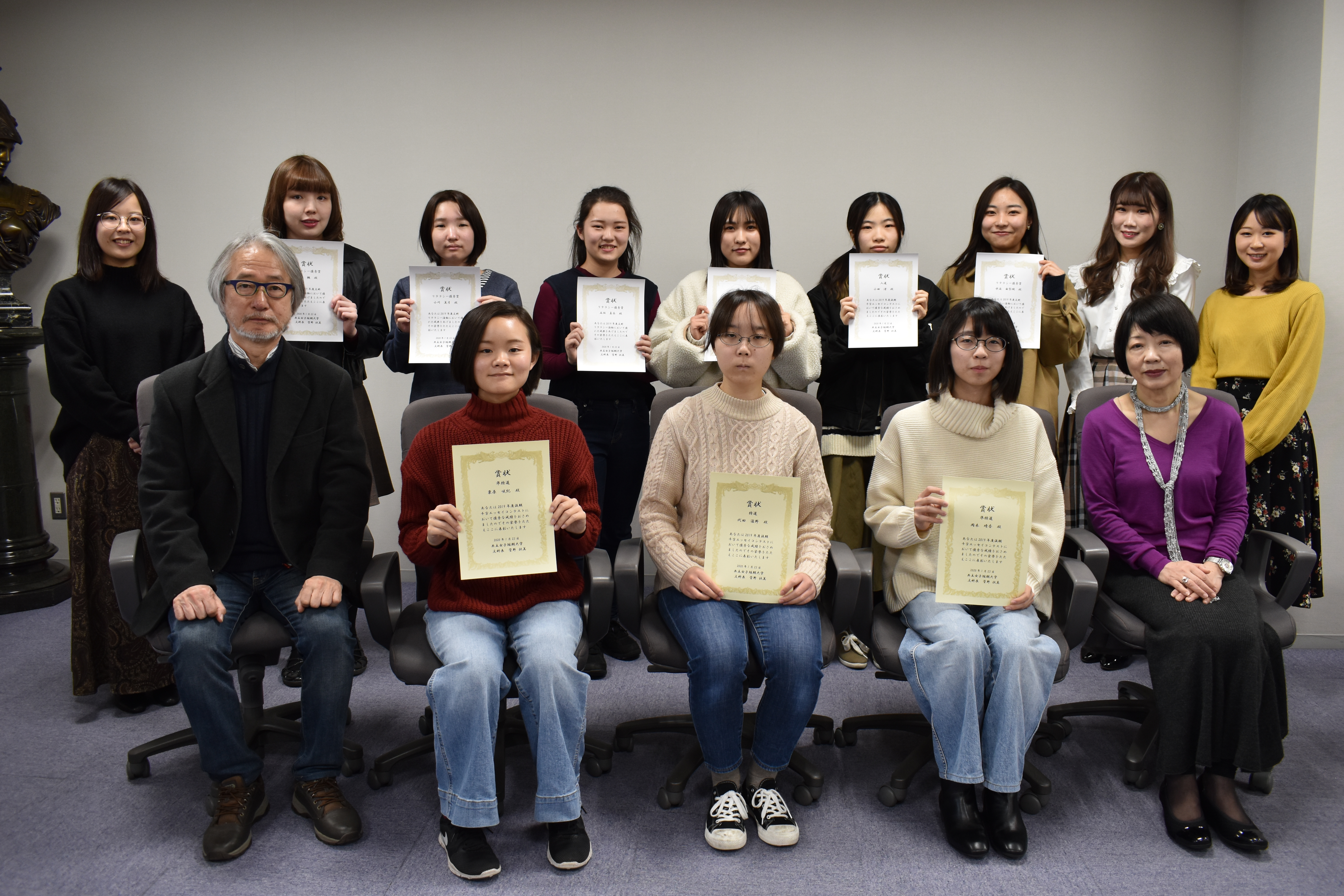 文科 19年度後期千字エッセイコンテスト リテラシーポイント表彰式を行いました ニュース 文科 学部 短大 大学院 教育 共立女子大学 短期大学