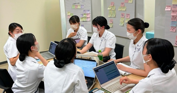 同じ実習施設で学んだ学生とディスカッション