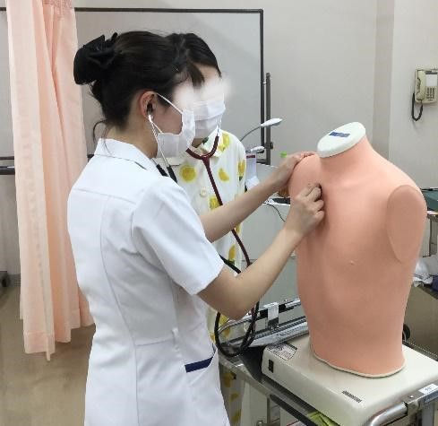 看護学部】1年生が胸腹部のフィジカルアセスメントを演習で学びました
