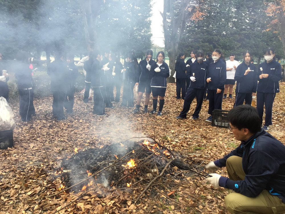 中1、焼き芋を満喫しました！｜NEWS 詳細｜ご案内｜共立女子第二