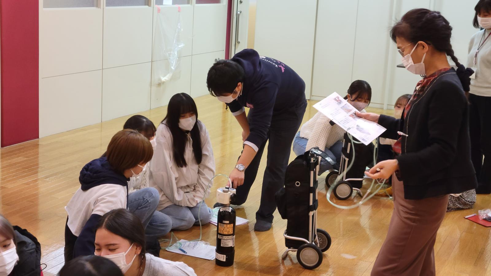 看護学部】2年生が在宅看護援助論で在宅酸素療法の演習を行いました