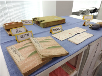 共立女子職業学校卒業生の寄贈品を展示しています。 | 被服学科