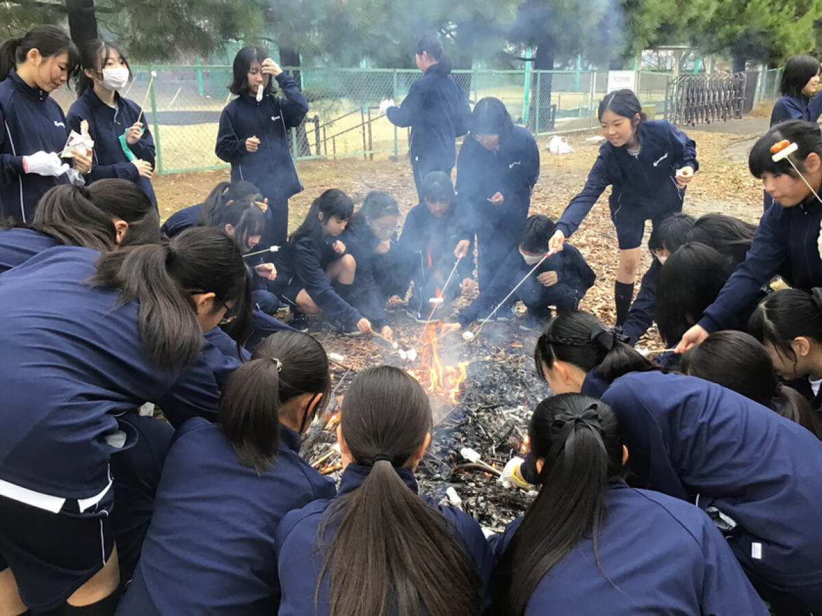 中1、焼き芋を満喫しました！｜NEWS 詳細｜ご案内｜共立女子第二