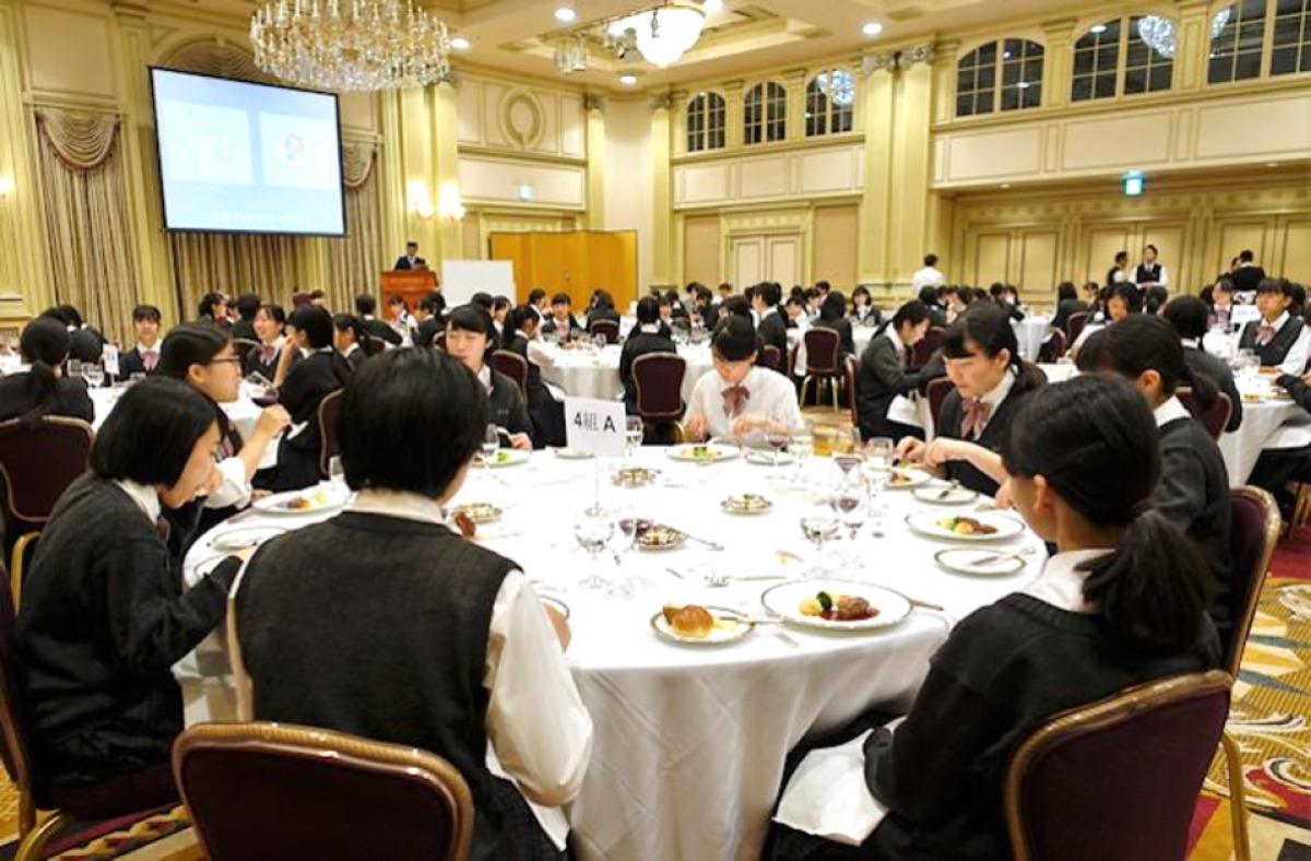 高校３年はテーブルマナー講座でした News 詳細 ご案内 共立女子第二中学校高等学校